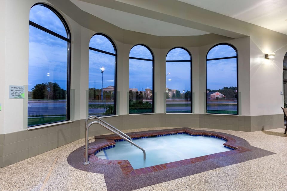 Wingate by Wyndham Wisconsin Dells Hotel in Lake Delton