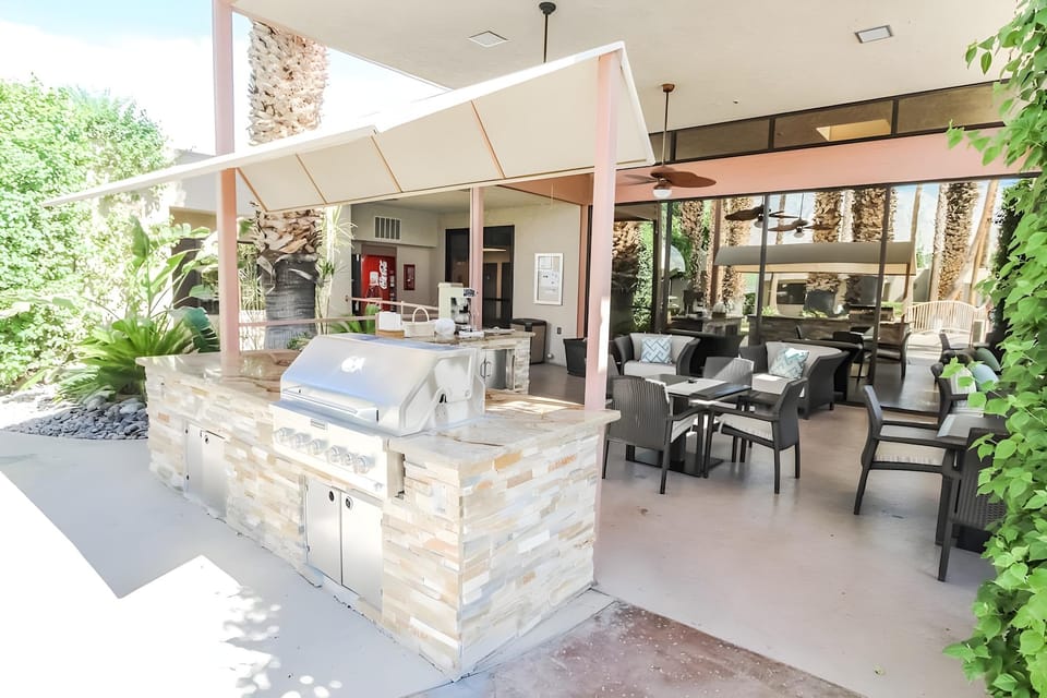 Desert Isle of Palm Springs   Hotel in Palm Springs