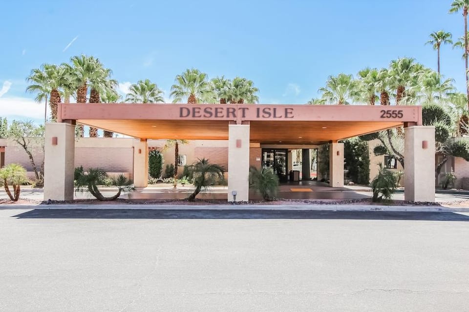 Desert Isle of Palm Springs   Hotel in Palm Springs