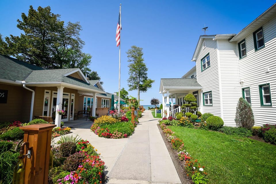 The Lakehouse Inn Geneva Inn in Geneva-on-the-Lake
