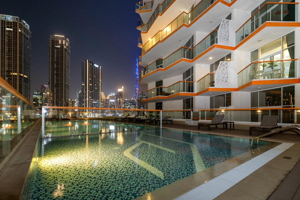 Swimming pool [outdoor]