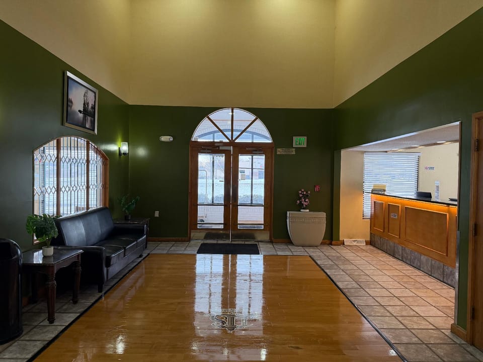 Lafayette Inn & Suites Hotel in Pike Township