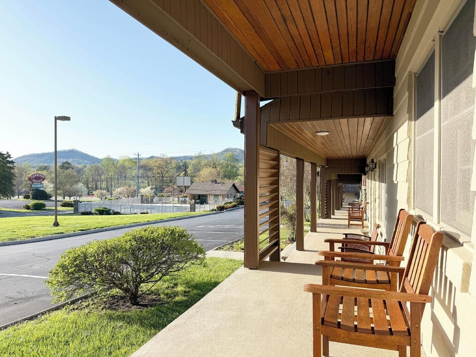 Talley Ho Inn Hotel in Townsend