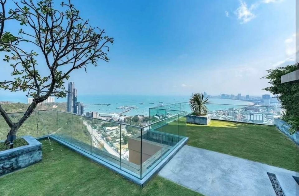 Swimming pool [outdoor]