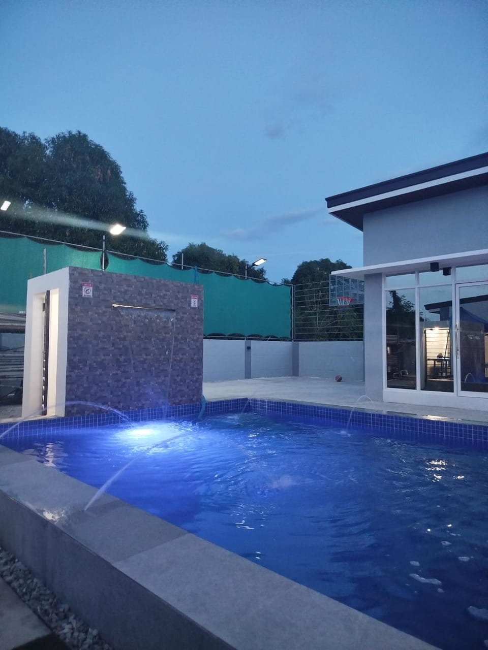 Swimming pool [outdoor]