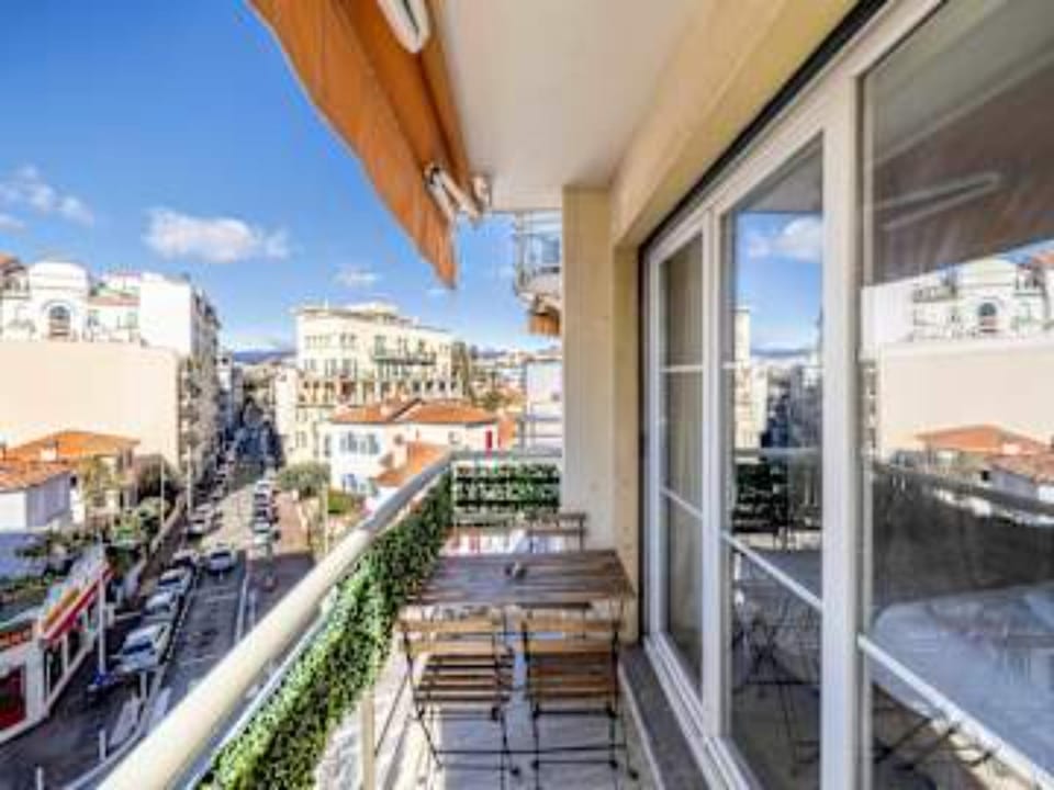 Charming Apartment near the beach Juan les pins Hotel in Antibes