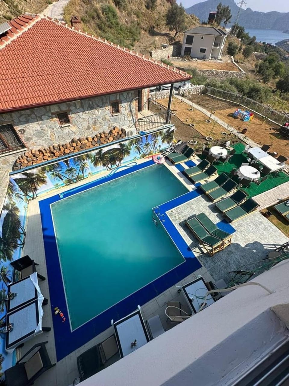 Swimming pool [outdoor]