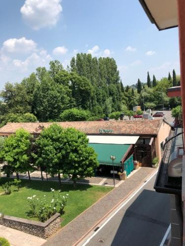 IRIDES ROOMS a un passo dai Parchi Divertimento Hotel in Lake Garda