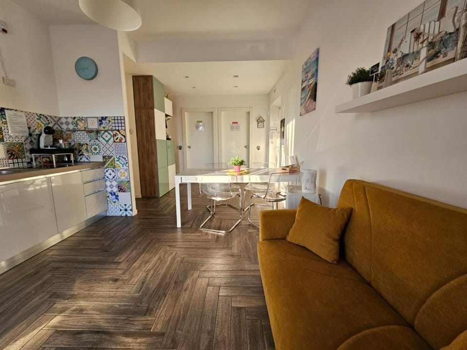 Be Your Home - Guest House Colors Hotel in Civitavecchia