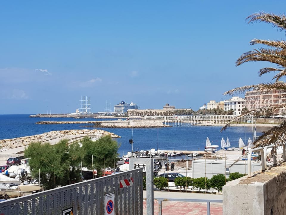 7 Bell's House Hotel in Civitavecchia