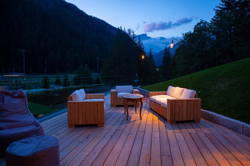 Au Charmant Petit Lac - Ecohotel Parc & Spa Hotel in Champoluc