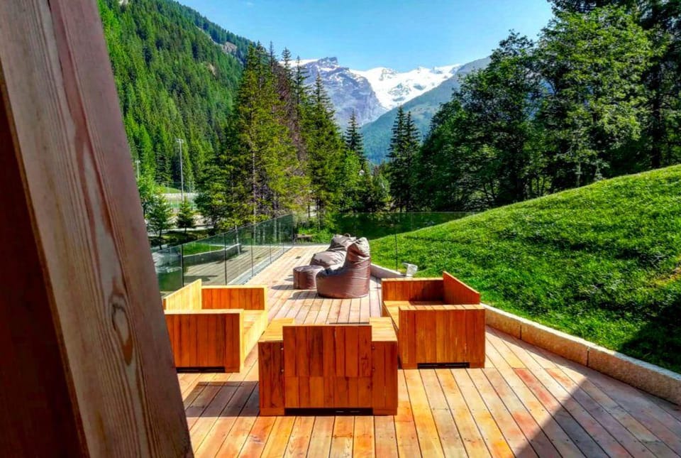 Au Charmant Petit Lac - Ecohotel Parc & Spa Hotel in Champoluc