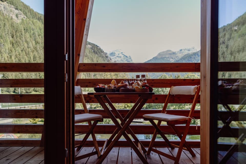 Au Charmant Petit Lac - Ecohotel Parc & Spa Hotel in Champoluc