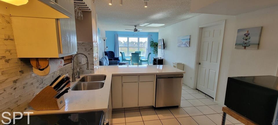 Beach access Condo Nice pool/hot tub area w/bbq 2 Bedroom Home by RedAwning Hotel in South Padre Island