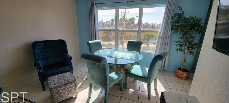 Beach access Condo Nice pool/hot tub area w/bbq 2 Bedroom Home by RedAwning Hotel in South Padre Island