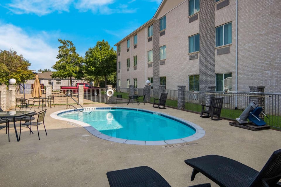 Quality Inn & Suites Roanoke - Fort Worth North Hotel in Fort Worth