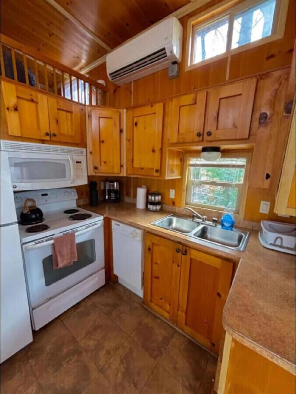Bourbon Barrel Cabin on Lake Near Airport Downtown Hotel in Indianapolis
