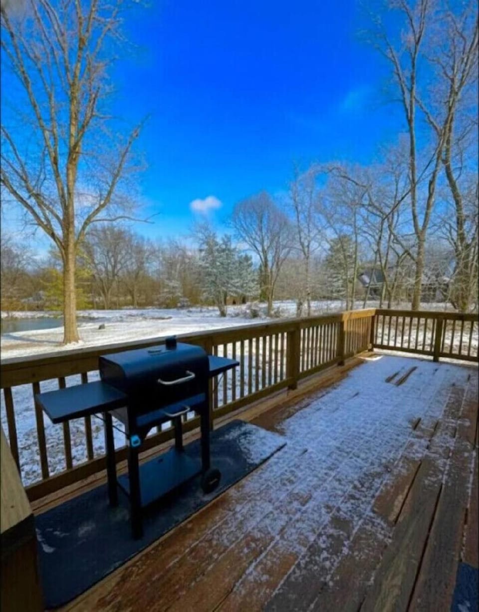 Bourbon Barrel Cabin on Lake Near Airport Downtown Hotel in Indianapolis