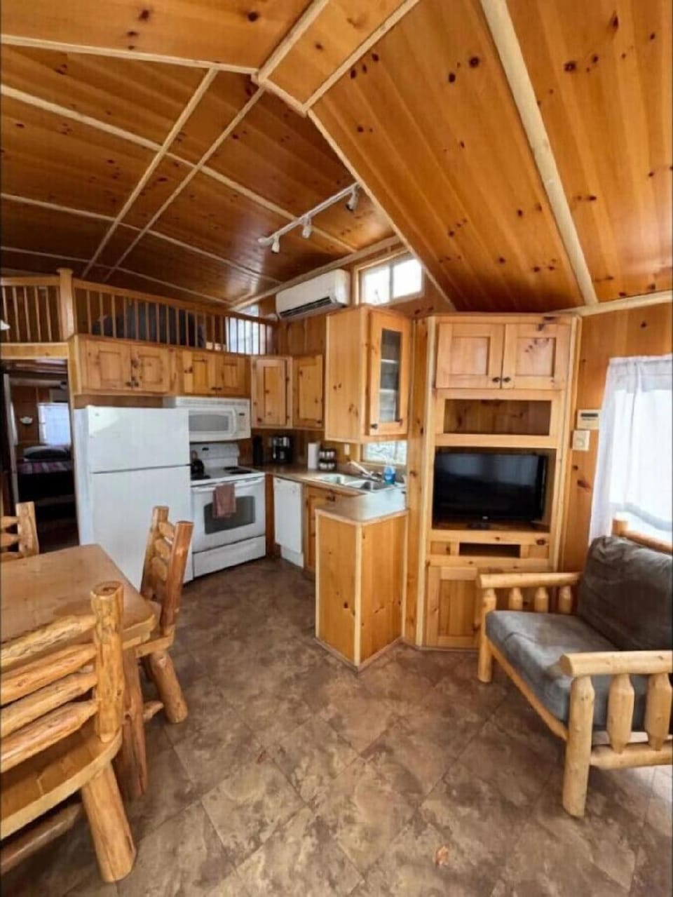 Bourbon Barrel Cabin on Lake Near Airport Downtown Hotel in Indianapolis