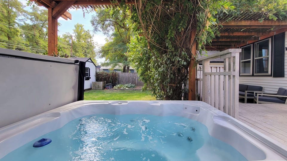 Rosewood Landing- Hot Tub- Sauna Hotel in Medford