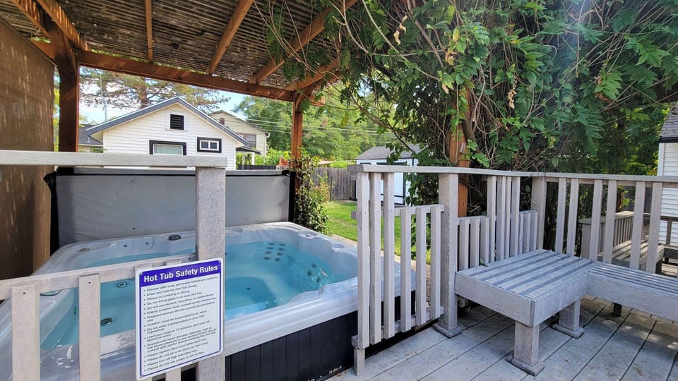 Rosewood Landing- Hot Tub- Sauna Hotel in Medford