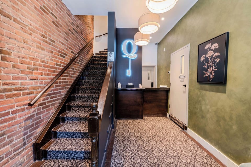 Hôtel Boutique Unique Stays Hotel in Laval