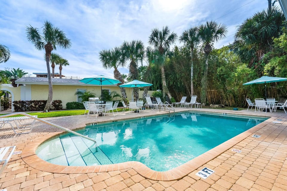 SeaSpray Resort Hotel in Siesta Beach