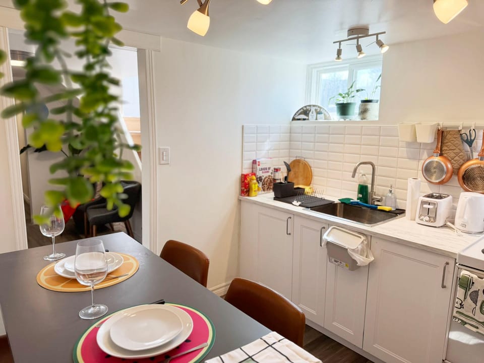 Sunrise BnB Bed and Breakfast in Toronto