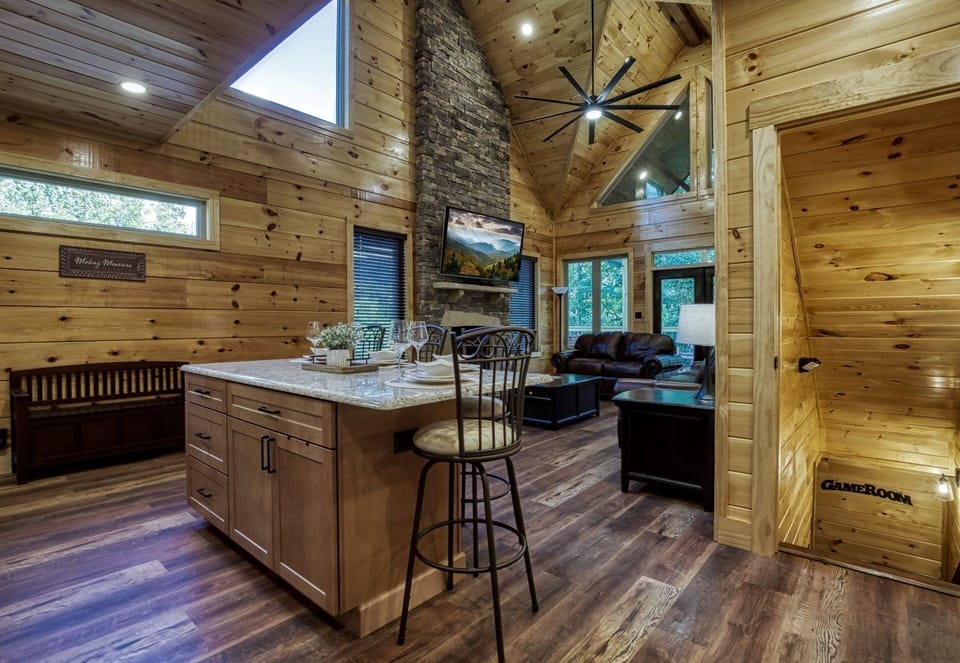 Bear Tracks Lodge 4 Bedroom Cabin by RedAwning Hotel in Sevier County