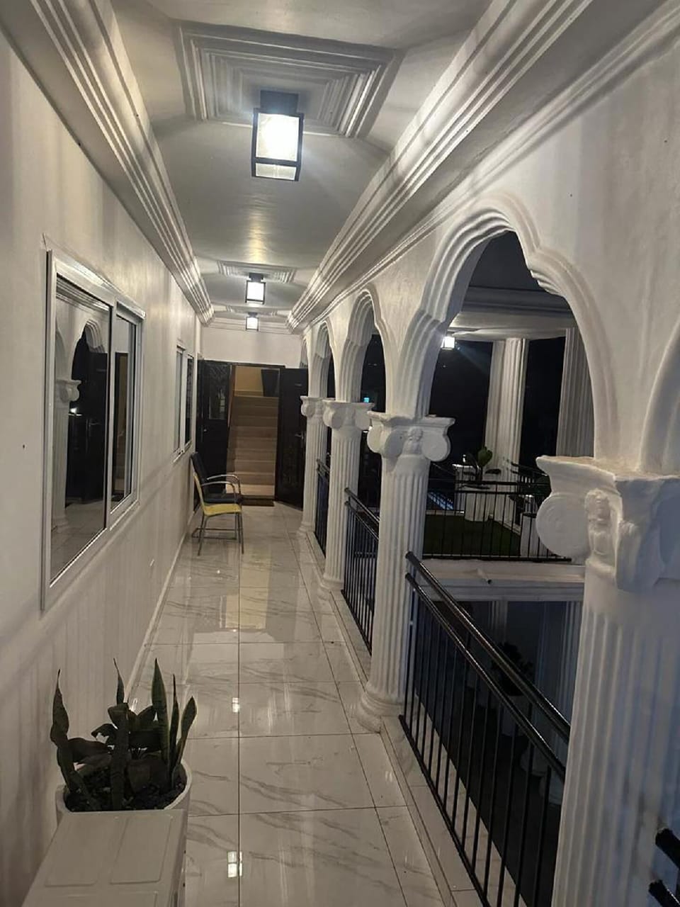 3 Bed Apartment Sleeps 6 - Ensuites, Parking, Wifi Hotel in Freetown