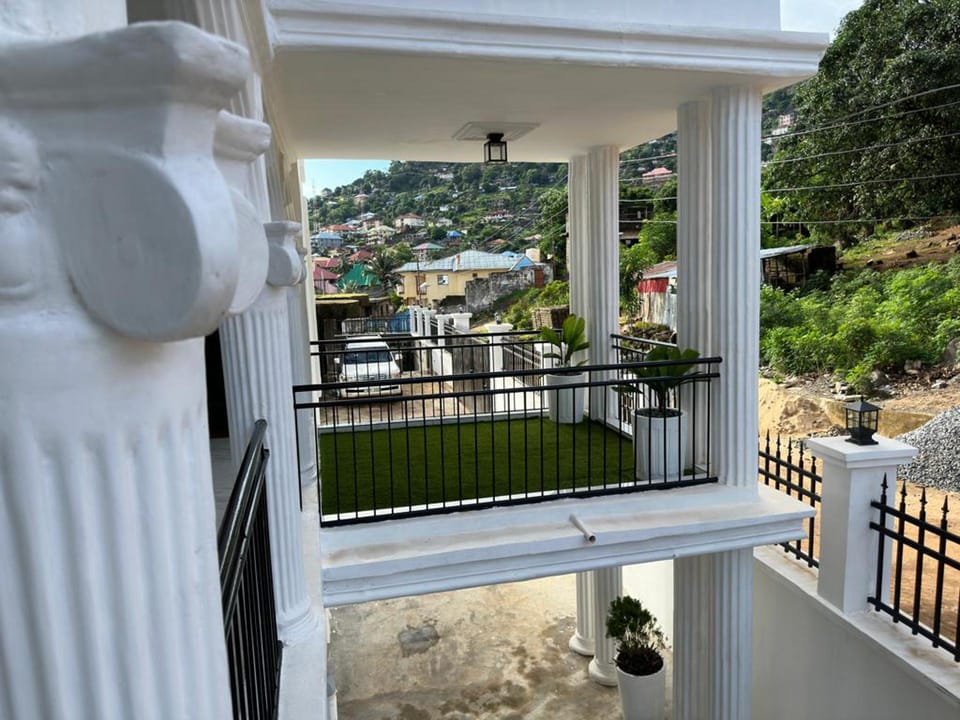 3 Bed Apartment Sleeps 6 - Ensuites, Parking, Wifi Hotel in Freetown