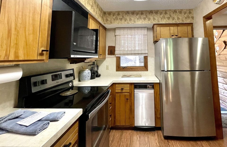 Forest view, log-sided two bedroom, two bath condo on Lake Ouachita. 2 Condo by RedAwning Hotel in Lake Ouachita