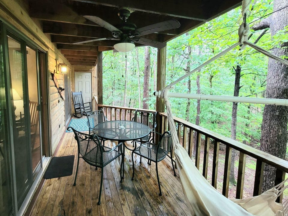 Forest view, log-sided two bedroom, two bath condo on Lake Ouachita. 2 Condo by RedAwning Hotel in Lake Ouachita