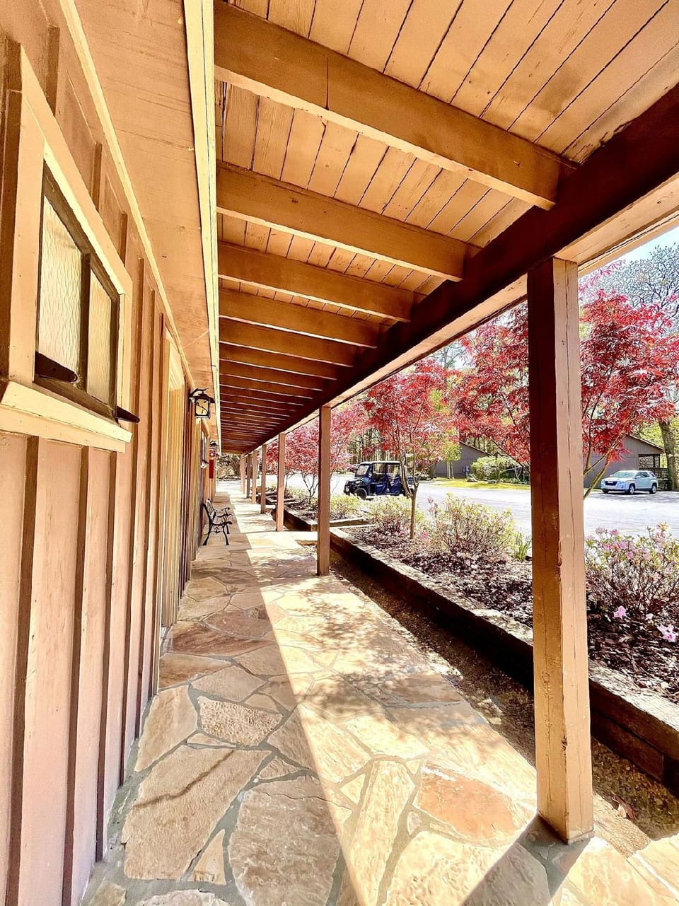 King Studio with king bed, dining area, sleeper sofa and view of Lake Ouachita by RedAwning Hotel in Lake Ouachita