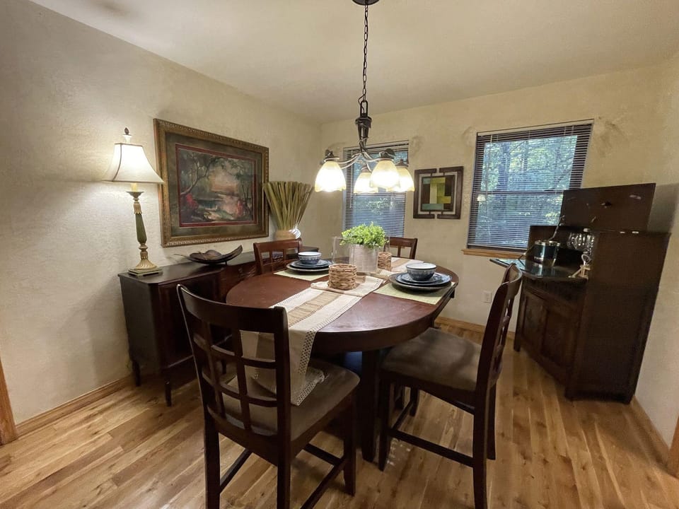One bedroom, one bath log-sided cottage with private hot tub on Lake Ouachita. by RedAwning Hotel in Lake Ouachita