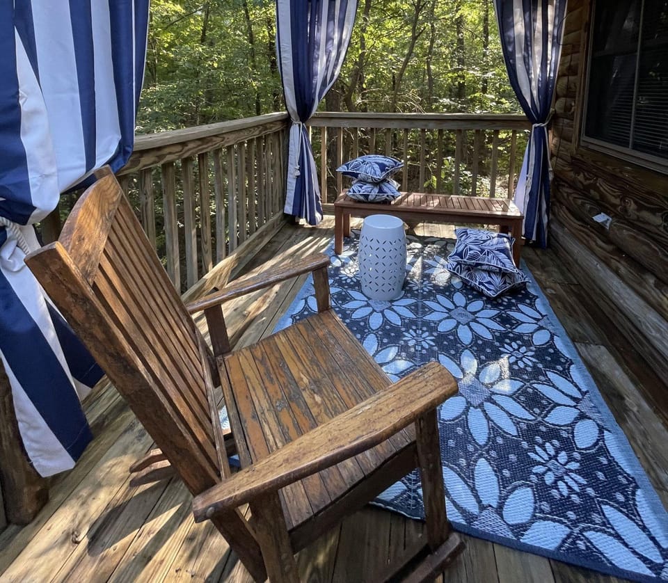 One bedroom, one bath log-sided cottage with private hot tub on Lake Ouachita. by RedAwning Hotel in Lake Ouachita