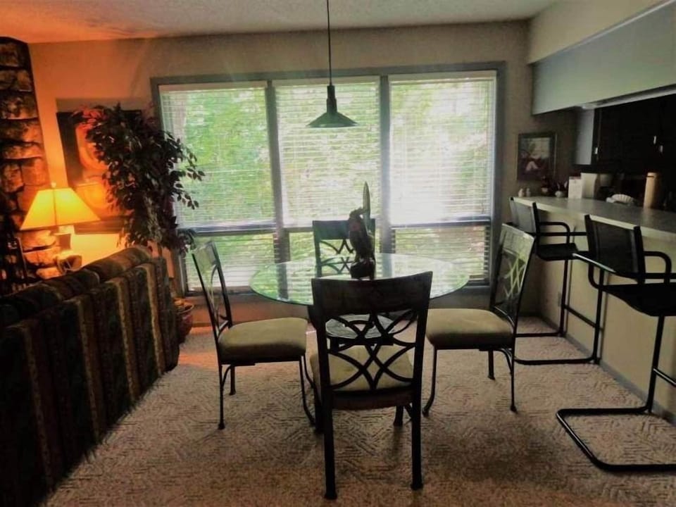 Forest view two bedroom, two bath condo on Lake Ouachita, steps away from pool and spa. by RedAwning Hotel in Lake Ouachita