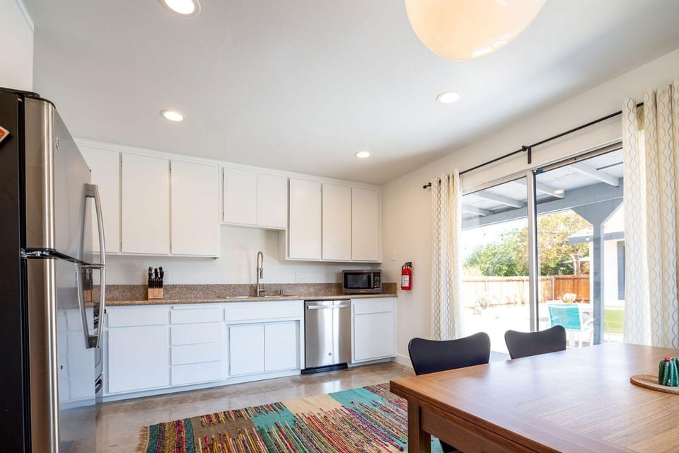 The Rockhopper - Hot Tub, Fire Pit & Walk To Downtown Jt! 4 Bedroom Home by RedAwning Hotel in Joshua Tree