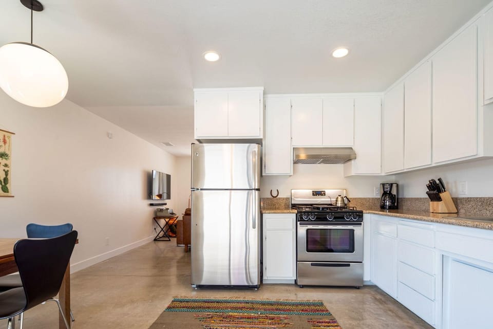 The Rockhopper - Hot Tub, Fire Pit & Walk To Downtown Jt! 4 Bedroom Home by RedAwning Hotel in Joshua Tree