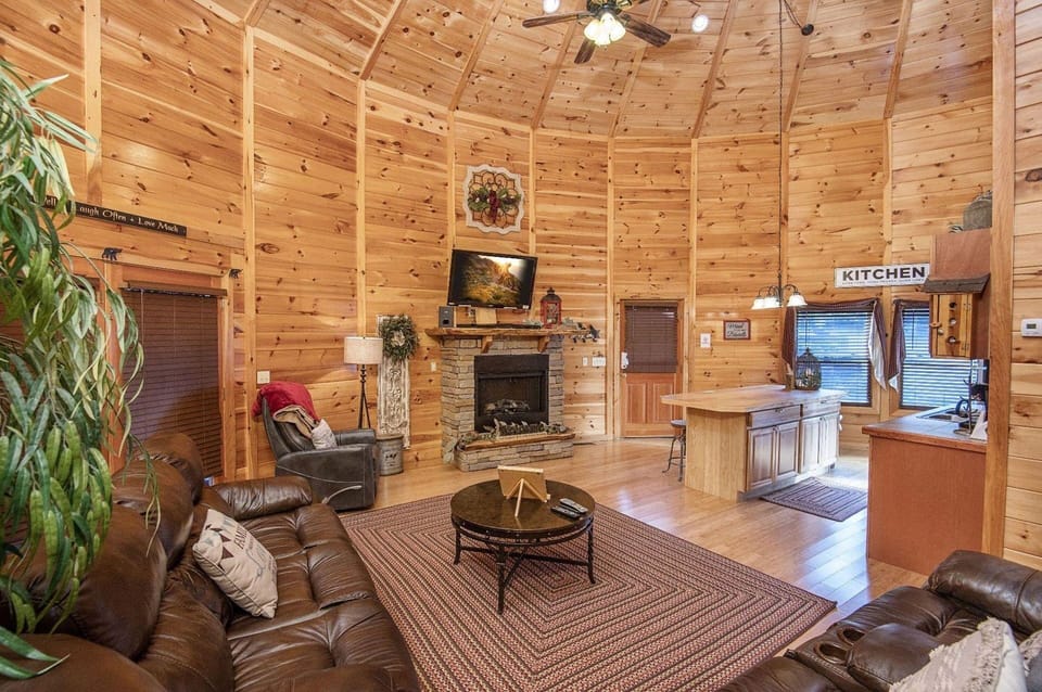 Declan's View - Cozy 1 bedroom with Game room and Great Mountain Views! 1 Cabin by RedAwning Hotel in Sevierville