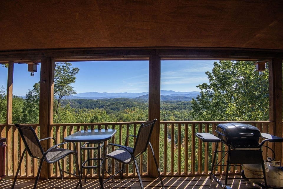 Dunder Mountain Views Cabin Retreat 3 Bedroom Cabin by RedAwning Hotel in Pigeon Forge