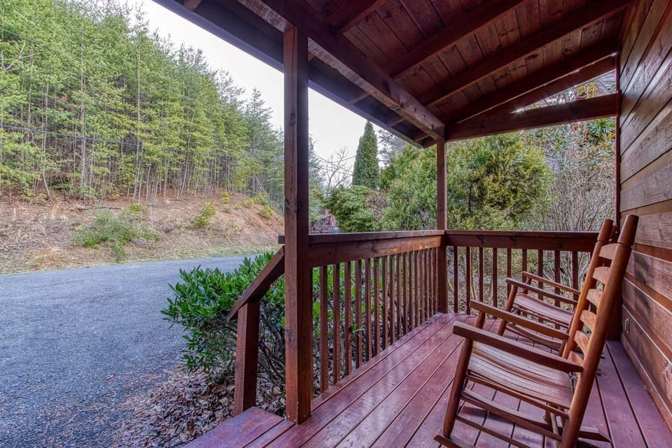 Point Of View - Spacious 2 Bedroom With a Loft Just off Glades Road 2 Cabin by RedAwning Hotel in Gatlinburg