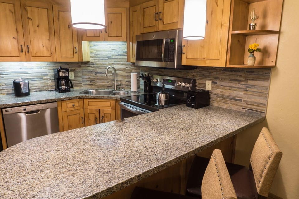 Updated Studio w Full Kitchen Spacious Living Room by RedAwning Hotel in Wasatch County