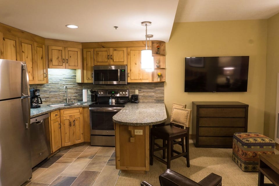 Updated Studio w Full Kitchen Spacious Living Room by RedAwning Hotel in Wasatch County
