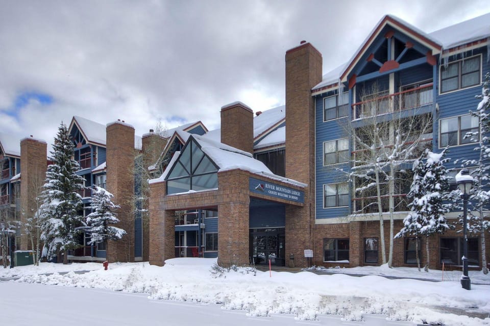Quaint Winter Hideaway Sleeps 4 - Across From Vibrant Main St 1 Bedroom Condo by RedAwning Hotel in Breckenridge