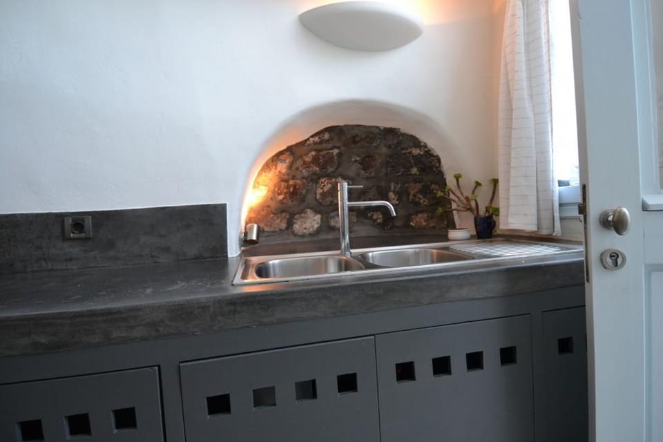 Christina's Cave House Hotel in Thera