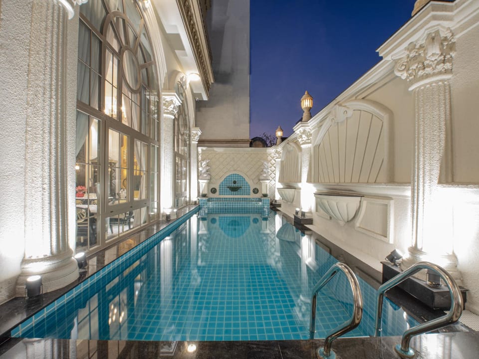 Swimming pool [outdoor]