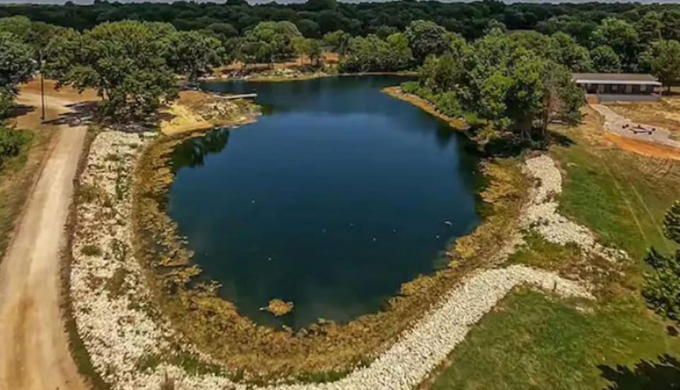 Daze Off - Pet Friendly Suite 1 Bedroom Hotel Room by The Lodges at Fossil Creek Apartment hotel in Lake Texoma