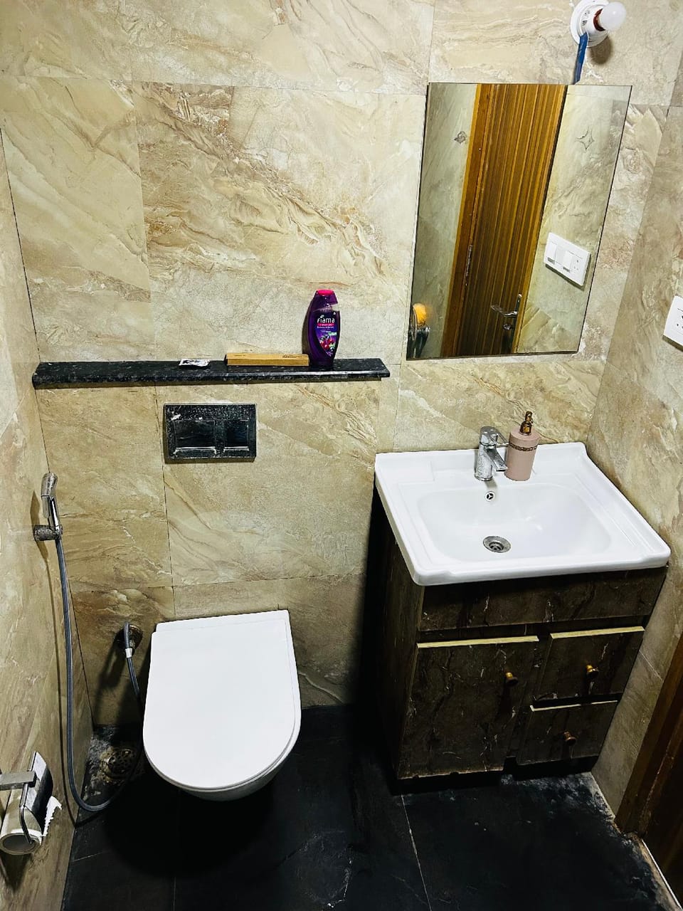 Velvet wines Studio - Blue Smoke Apartment hotel in Noida