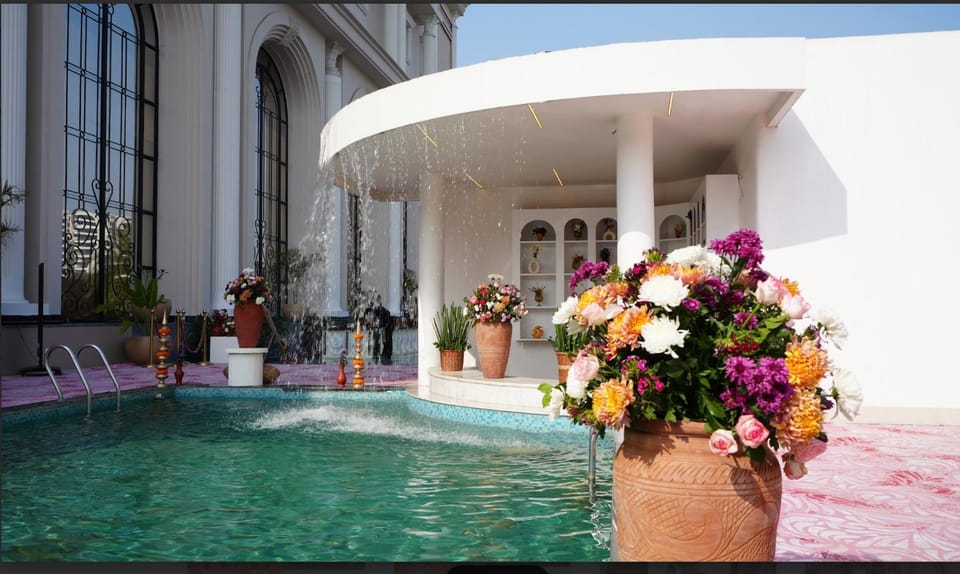 Poolside bar